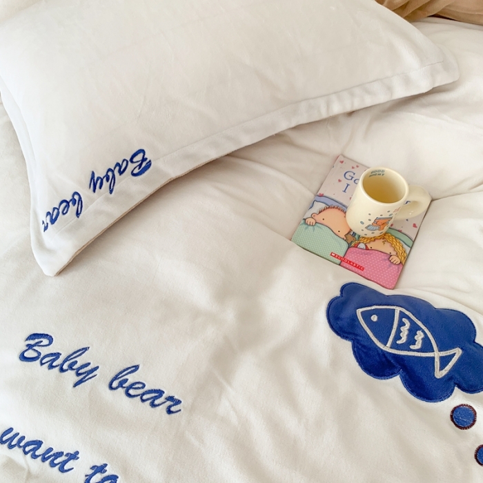 91家纺网 家纺一手货源 找家纺 星期八 2023新款牛奶绒贴布绣四件套 小奶熊