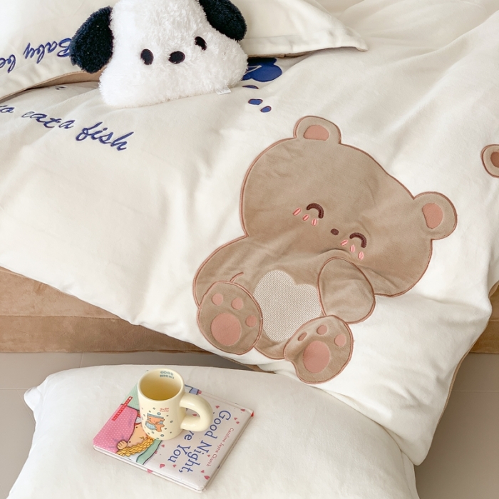 91家纺网 家纺一手货源 找家纺 星期八 2023新款牛奶绒贴布绣四件套 小奶熊