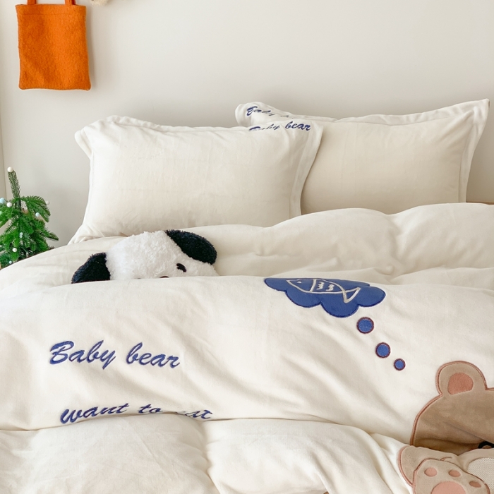 91家纺网 家纺一手货源 找家纺 星期八 2023新款牛奶绒贴布绣四件套 小奶熊