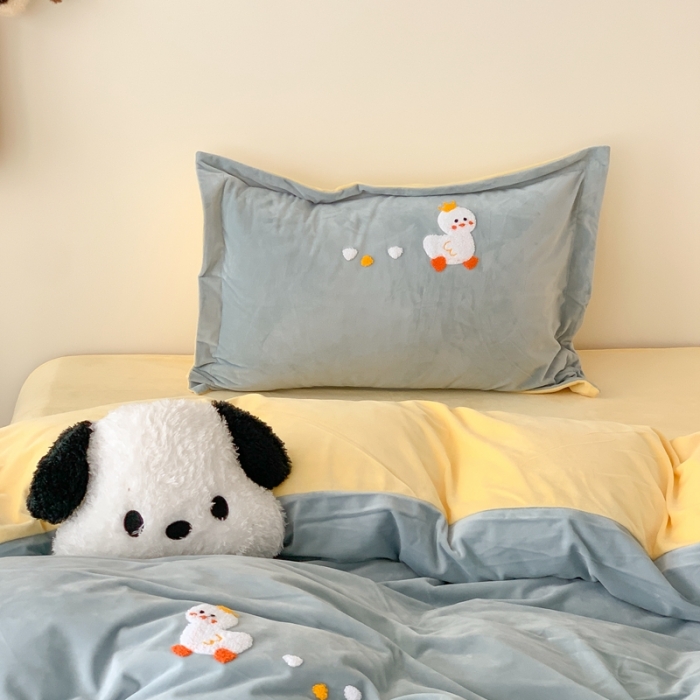 91家纺网 家纺一手货源 找家纺 星期八 2023新款牛奶绒贴布绣四件套 小鸭群