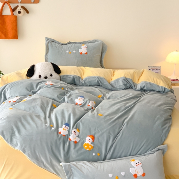 91家纺网 家纺一手货源 找家纺 星期八 2023新款牛奶绒贴布绣四件套 小鸭群