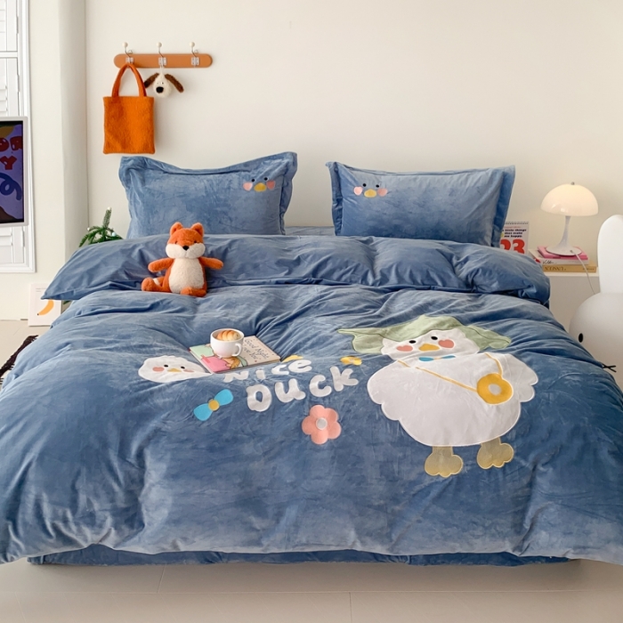 91家纺网 家纺一手货源 找家纺 星期八 2023新款牛奶绒贴布绣四件套 小鸭子