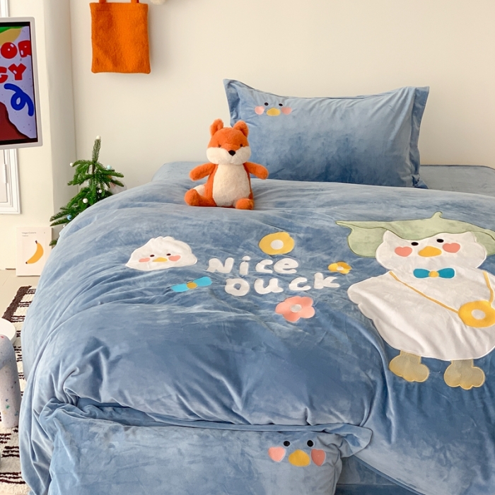 91家纺网 家纺一手货源 找家纺 星期八 2023新款牛奶绒贴布绣四件套 小鸭子