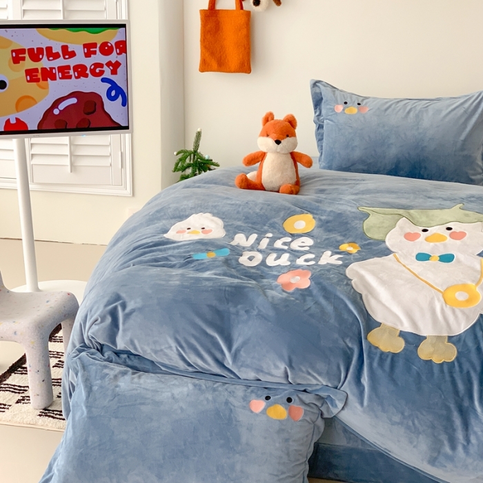 91家纺网 家纺一手货源 找家纺 星期八 2023新款牛奶绒贴布绣四件套 小鸭子