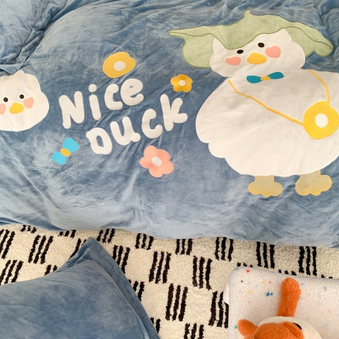 91家纺网 家纺一手货源 找家纺 星期八 2023新款牛奶绒贴布绣四件套 小鸭子