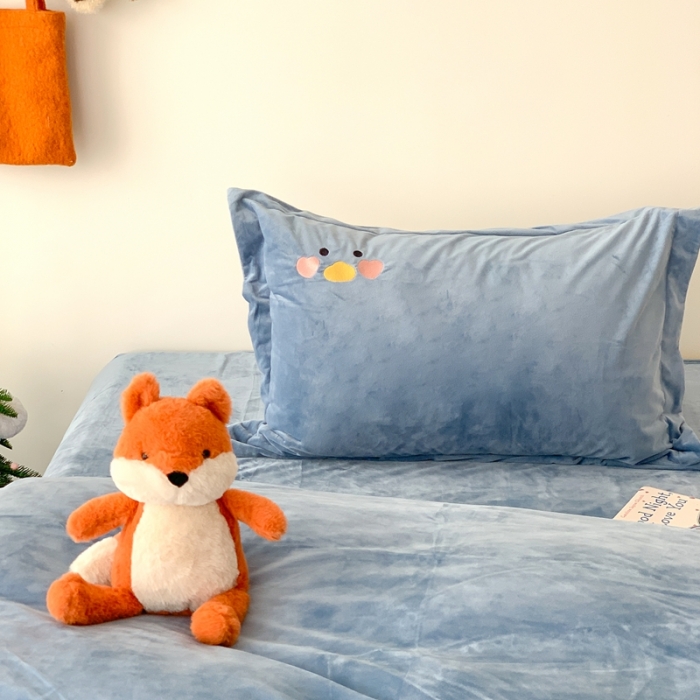 91家纺网 家纺一手货源 找家纺 星期八 2023新款牛奶绒贴布绣四件套 小鸭子