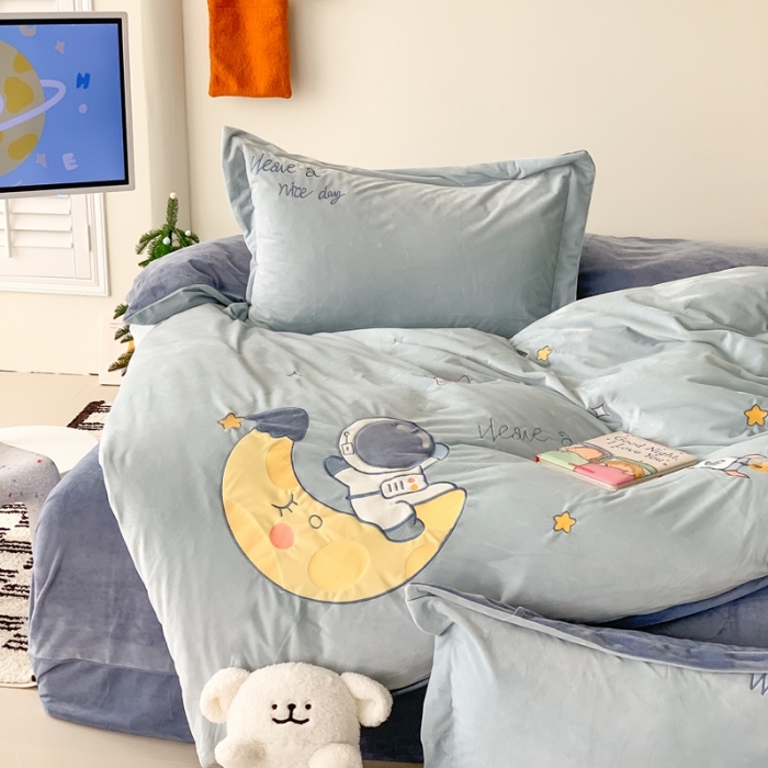 91家纺网 家纺一手货源 找家纺 星期八 2023新款牛奶绒贴布绣四件套 宇航员