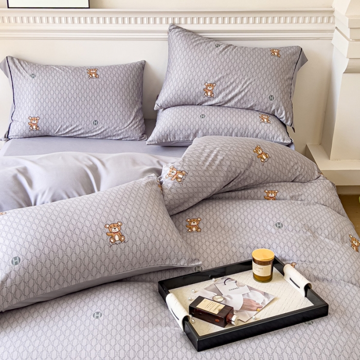 91家纺网 家纺一手货源 找家纺 棉生活 2023新款云绒棉印花宽边四件套 大牌熊