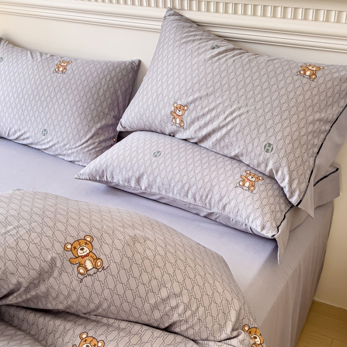 91家纺网 家纺一手货源 找家纺 棉生活 2023新款云绒棉印花宽边四件套 大牌熊