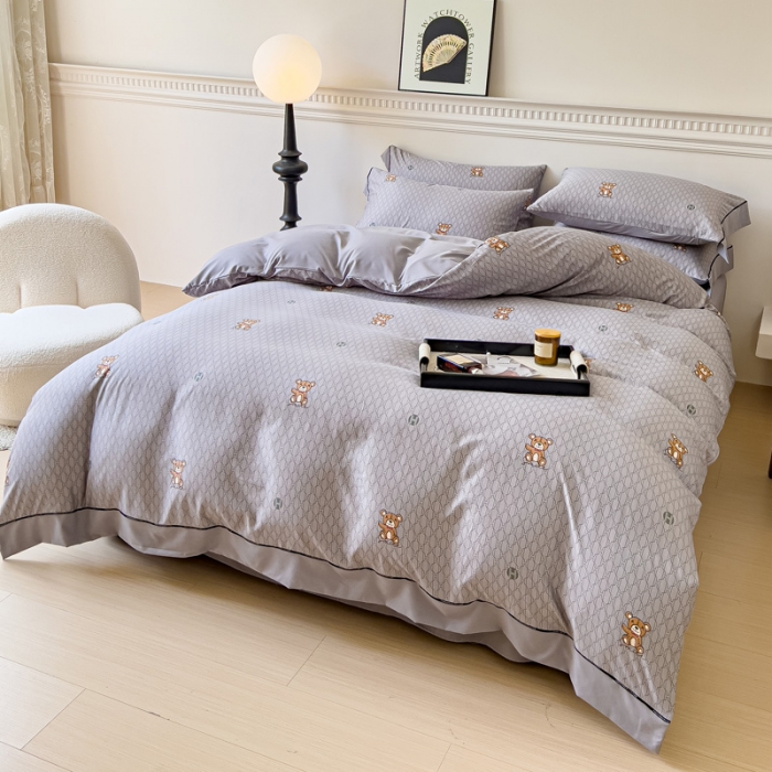 91家纺网 家纺一手货源 找家纺 棉生活 2023新款云绒棉印花宽边四件套 大牌熊