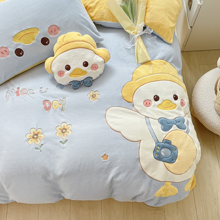 91家纺网 家纺一手货源 找家纺 绒梦里230克加厚新款牛奶绒贴布绣花四件套冬季儿童卡通三件套保暖套件