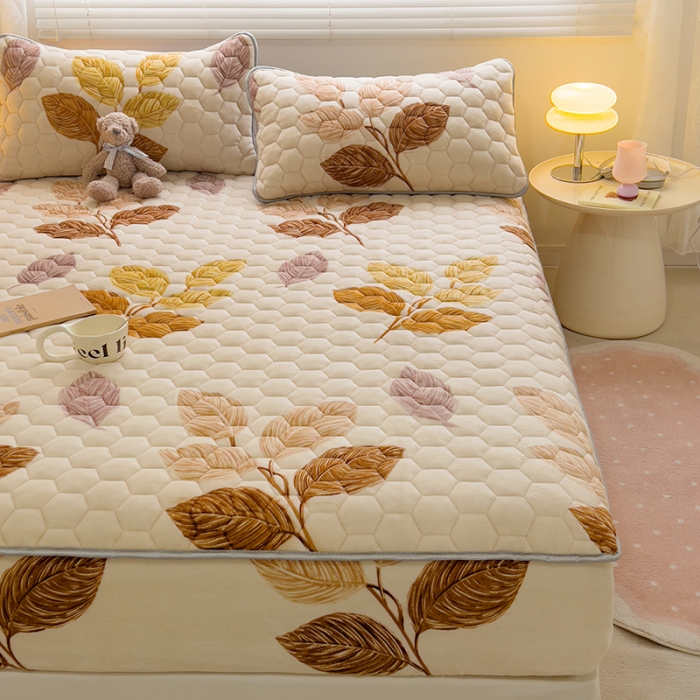 91家纺网 家纺一手货源 找家纺 梦舒羽 2025新款牛奶绒夹棉床笠床罩床单床盖床护垫套三件套黄金叶