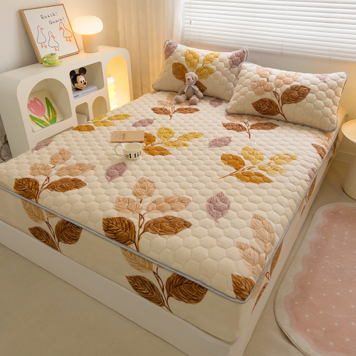 91家纺网 家纺一手货源 找家纺 梦舒羽 2025新款牛奶绒夹棉床笠床罩床单床盖床护垫套三件套黄金叶