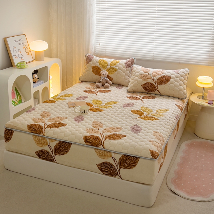 91家纺网 家纺一手货源 找家纺 梦舒羽 2025新款牛奶绒夹棉床笠床罩床单床盖床护垫套三件套黄金叶