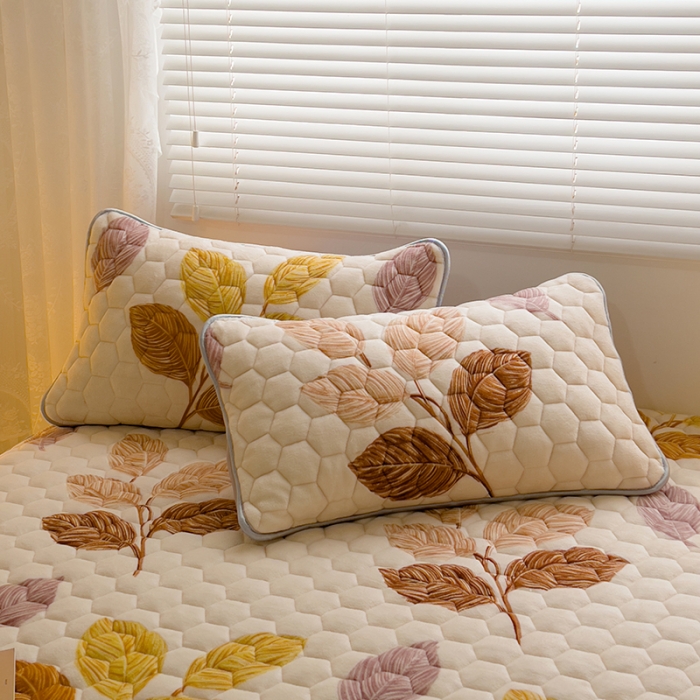 91家纺网 家纺一手货源 找家纺 梦舒羽 2025新款牛奶绒夹棉床笠床罩床单床盖床护垫套三件套黄金叶