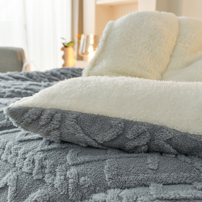 91家纺网 家纺一手货源 找家纺 梦初语 2023新款塔芙绒被子 静谧灰