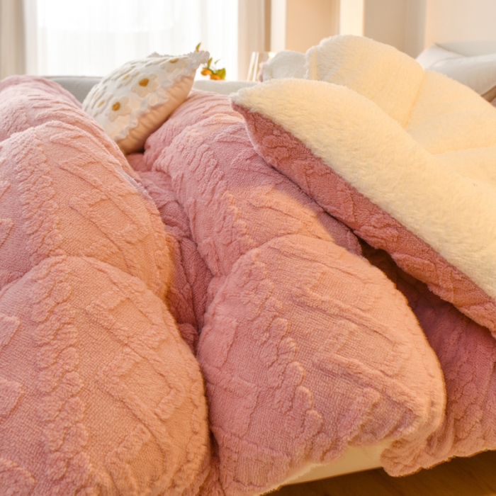 91家纺网 家纺一手货源 找家纺 梦初语 2023新款塔芙绒被子 浪漫粉