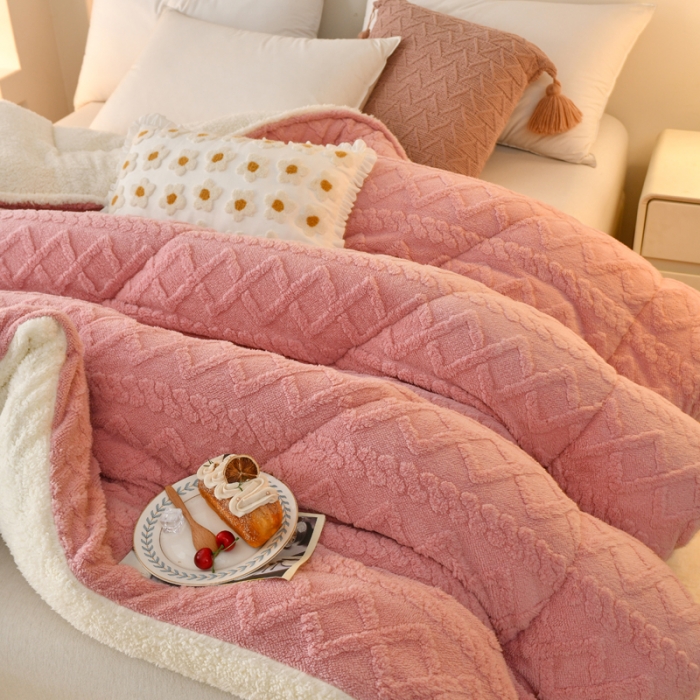 91家纺网 家纺一手货源 找家纺 梦初语 2023新款塔芙绒被子 浪漫粉