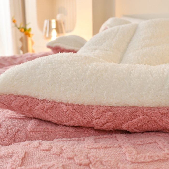 91家纺网 家纺一手货源 找家纺 梦初语 2023新款塔芙绒被子 浪漫粉