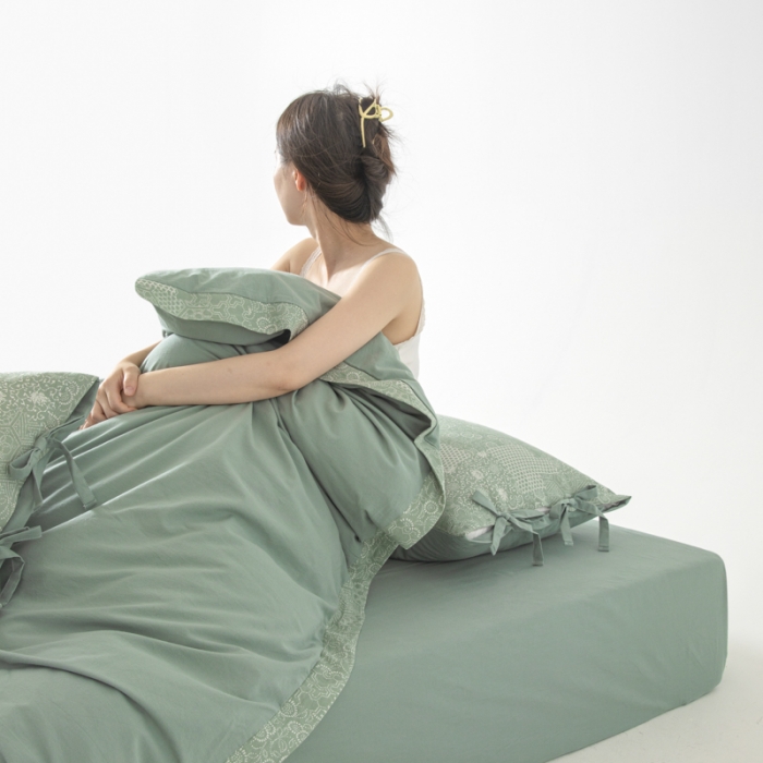 91家纺网 家纺一手货源 找家纺 安莱生活 2023新款简约花妍缤纷拼边四件套-风格二 缤纷花妍拼边款-灰绿