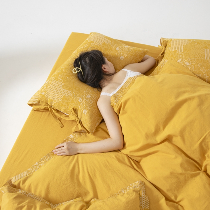 91家纺网 家纺一手货源 找家纺 安莱生活 2023新款简约花妍缤纷拼边四件套-风格二 缤纷花妍拼边款-姜黄