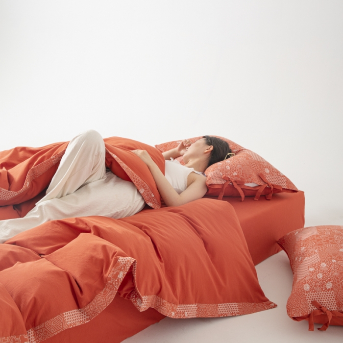 91家纺网 家纺一手货源 找家纺 安莱生活 2023新款简约花妍缤纷拼边四件套-风格二 缤纷花妍拼边款-橘红