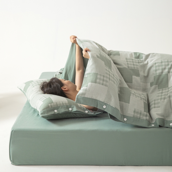 91家纺网 家纺一手货源 找家纺 安莱生活 2023新款拼布田园纽扣款四件套 拼布田园纽扣款-灰绿