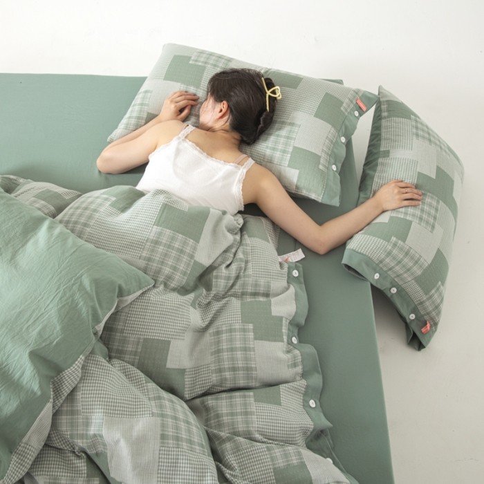 91家纺网 家纺一手货源 找家纺 安莱生活 2023新款拼布田园纽扣款四件套 拼布田园纽扣款-灰绿