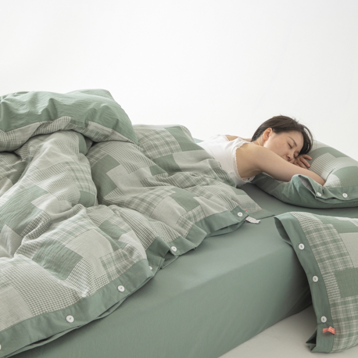 91家纺网 家纺一手货源 找家纺 安莱生活 2023新款拼布田园纽扣款四件套 拼布田园纽扣款-灰绿