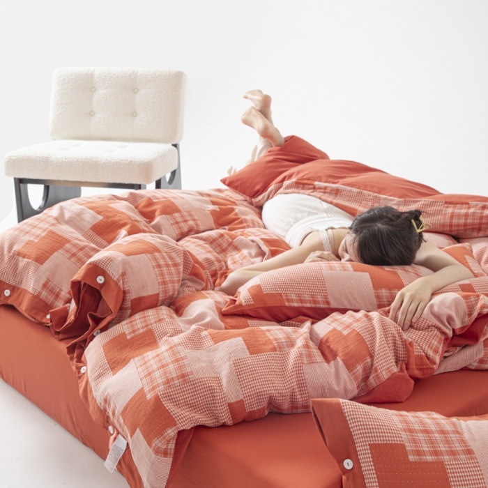 91家纺网 家纺一手货源 找家纺 安莱生活 2023新款拼布田园纽扣款四件套 拼布田园纽扣款-橘红