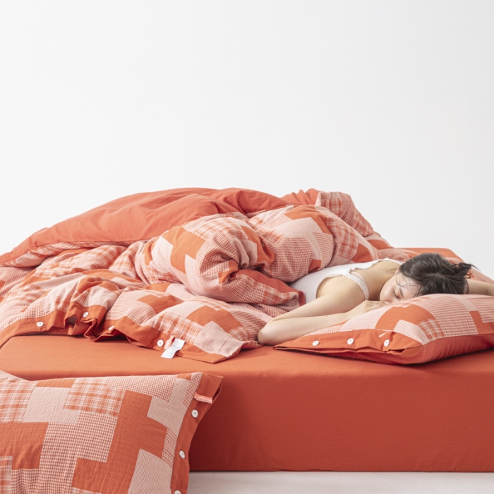 91家纺网 家纺一手货源 找家纺 安莱生活 2023新款拼布田园纽扣款四件套 拼布田园纽扣款-橘红