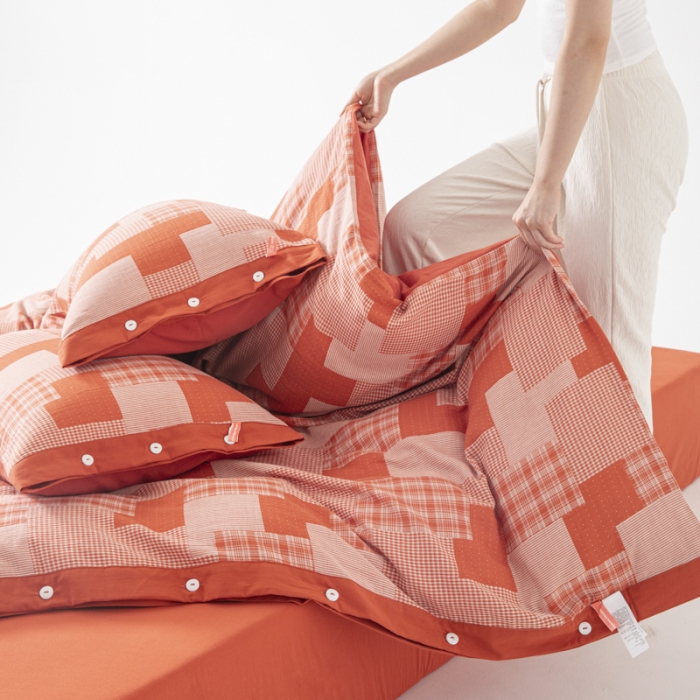 91家纺网 家纺一手货源 找家纺 安莱生活 2023新款拼布田园纽扣款四件套 拼布田园纽扣款-橘红