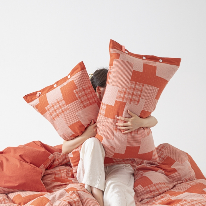 91家纺网 家纺一手货源 找家纺 安莱生活 2023新款拼布田园纽扣款四件套 拼布田园纽扣款-橘红