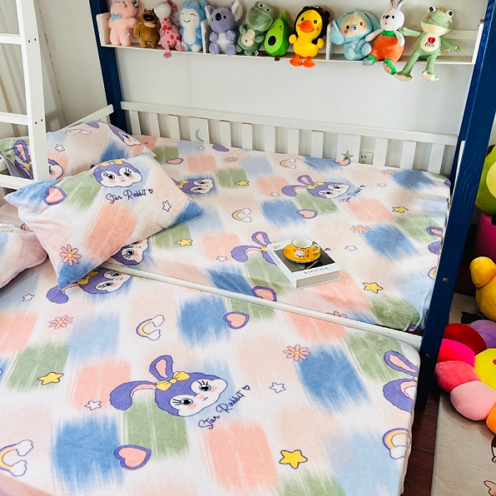 91家纺网 家纺一手货源 找家纺 小虾米 2023新款上下床加厚牛奶绒床笠 星黛兔