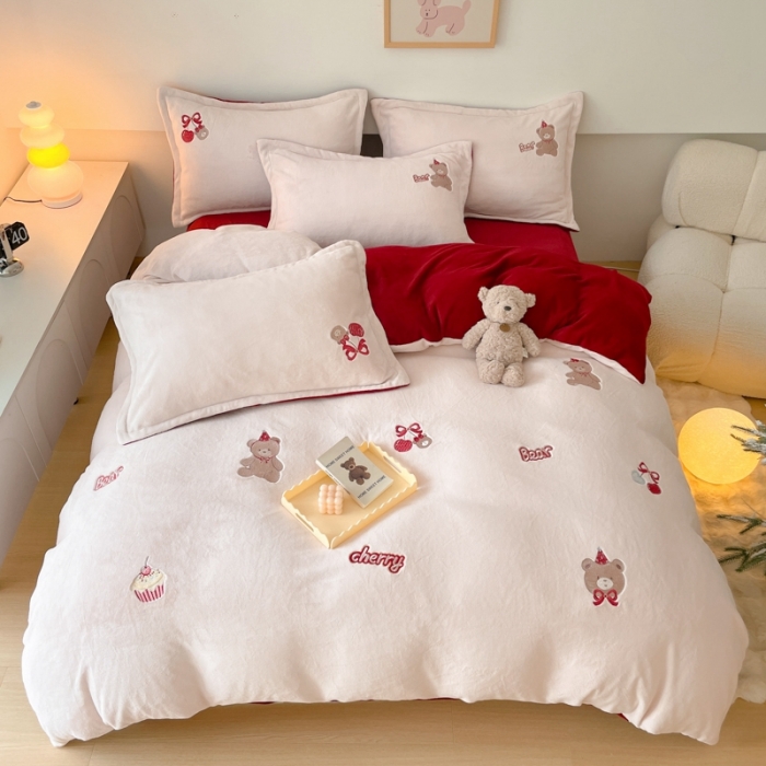 91家纺网 家纺一手货源 找家纺 23直播新款秋冬高克重刺绣牛奶绒四件套小熊系列提供买家秀 小熊大红双拼