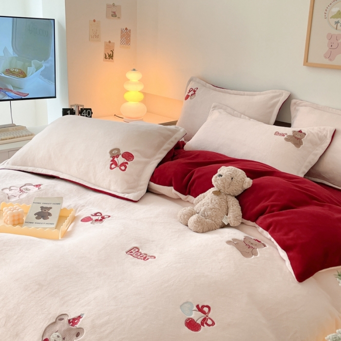 91家纺网 家纺一手货源 找家纺 23直播新款秋冬高克重刺绣牛奶绒四件套小熊系列提供买家秀 小熊大红双拼