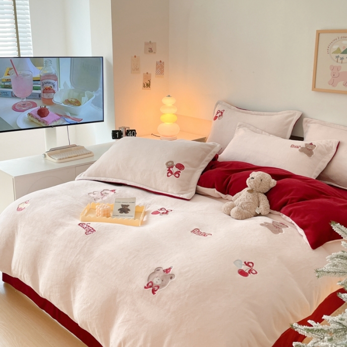 91家纺网 家纺一手货源 找家纺 23直播新款秋冬高克重刺绣牛奶绒四件套小熊系列提供买家秀 小熊大红双拼