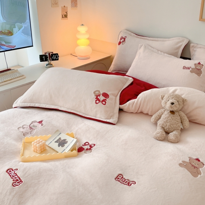 91家纺网 家纺一手货源 找家纺 23直播新款秋冬高克重刺绣牛奶绒四件套小熊系列提供买家秀 小熊大红双拼