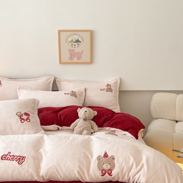 91家纺网 家纺一手货源 找家纺 23直播新款秋冬高克重刺绣牛奶绒四件套小熊系列提供买家秀 小熊大红双拼