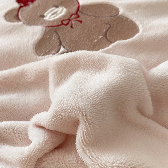 91家纺网 家纺一手货源 找家纺 23直播新款秋冬高克重刺绣牛奶绒四件套小熊系列提供买家秀 小熊大红双拼