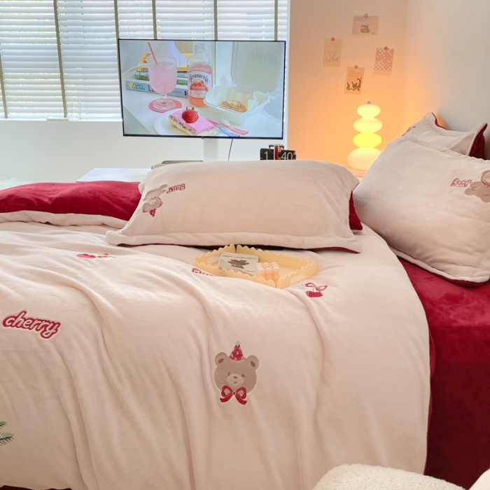 91家纺网 家纺一手货源 找家纺 23直播新款秋冬高克重刺绣牛奶绒四件套小熊系列提供买家秀 小熊大红双拼