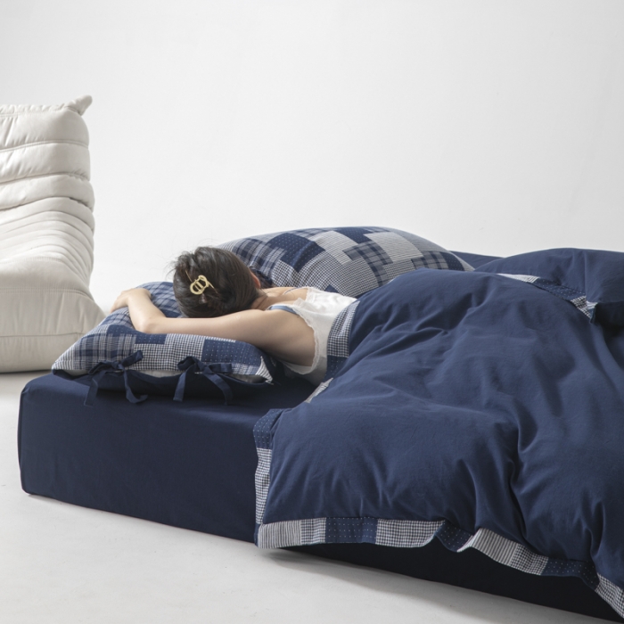 91家纺网 家纺一手货源 找家纺 安莱生活 2023新款简约拼布田园拼边四件套 藏青