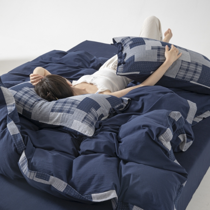 91家纺网 家纺一手货源 找家纺 安莱生活 2023新款简约拼布田园拼边四件套 藏青