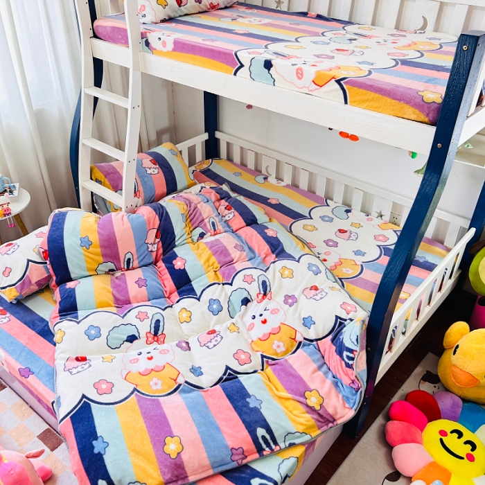 91家纺网 家纺一手货源 找家纺 小虾米 2023新款上下床加厚牛奶绒被套 彩虹兔