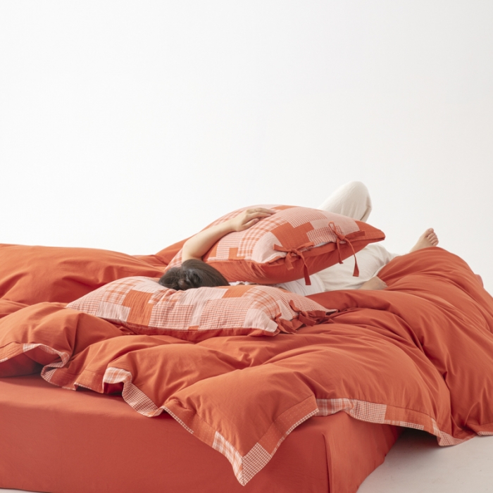 91家纺网 家纺一手货源 找家纺 安莱生活 2023新款简约拼布田园拼边四件套 橘红