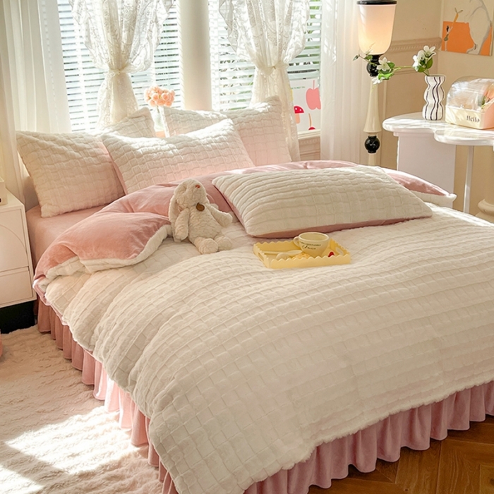 91家纺网 家纺一手货源 找家纺 欧冠家纺 2023新款高克重兔绒牛奶绒四件套 月光白粉