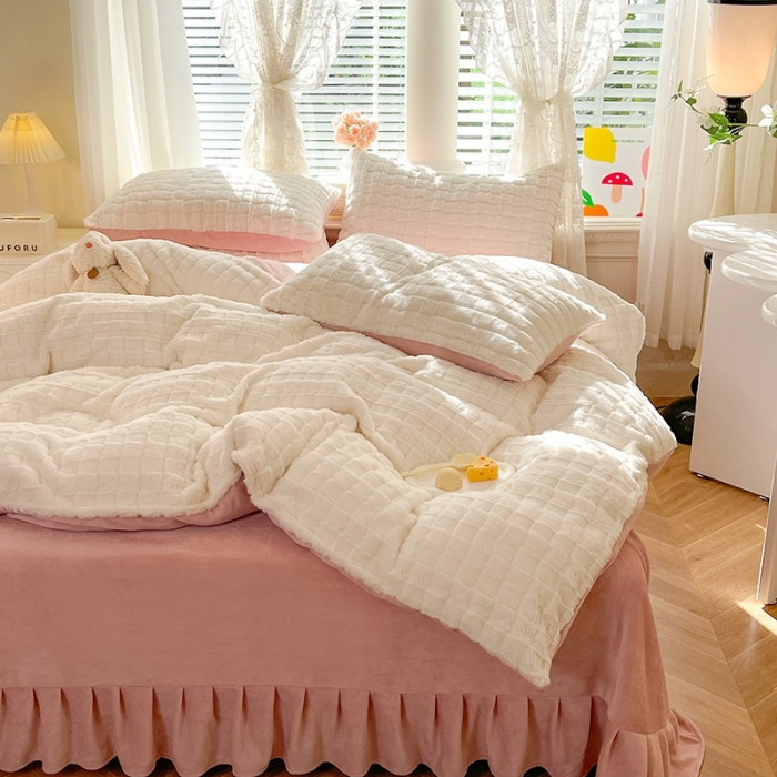 91家纺网 家纺一手货源 找家纺 欧冠家纺 2023新款高克重兔绒牛奶绒四件套 月光白粉