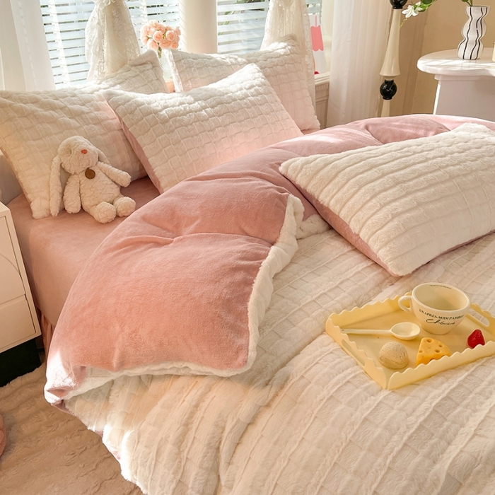 91家纺网 家纺一手货源 找家纺 欧冠家纺 2023新款高克重兔绒牛奶绒四件套 月光白粉