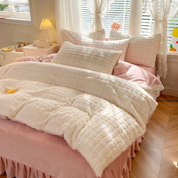 91家纺网 家纺一手货源 找家纺 欧冠家纺 2023新款高克重兔绒牛奶绒四件套 月光白粉