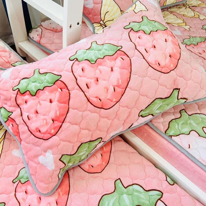 91家纺网 家纺一手货源 找家纺 小虾米 2023新款上下床加厚牛奶绒夹棉床笠 草莓